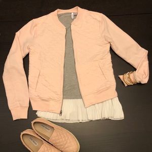 Grey and white ruffle bottom top